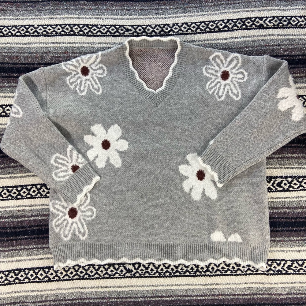 Gray Floral V-Neck Scalloped Sweater Volup Plus Size 4X/5X - Picture 4 of 8